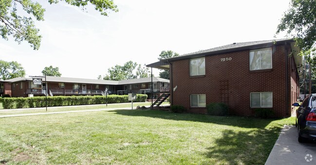 Lloyd's Apartments - 7250 - 7290 Newton St