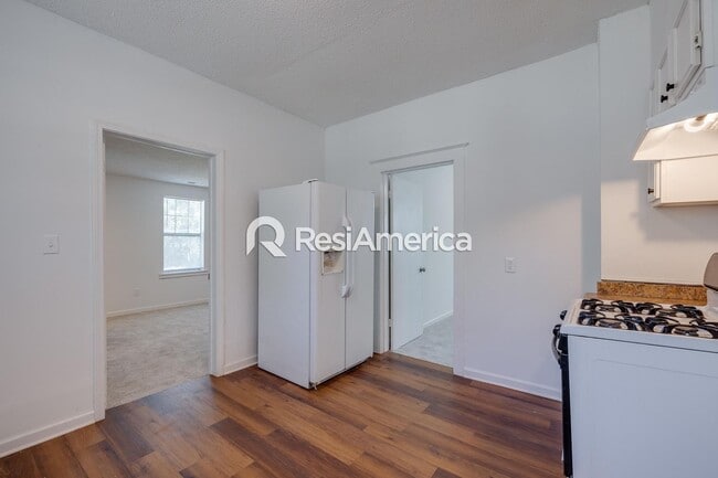 Building Photo - Charming 3-Bedroom 2 bath available now