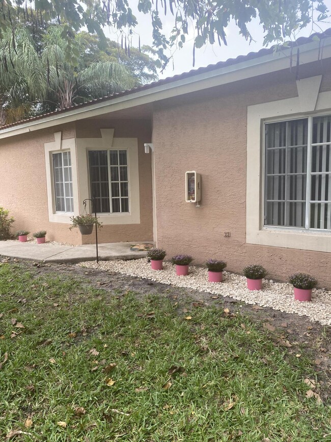 Building Photo - 9888 Kamena Cir