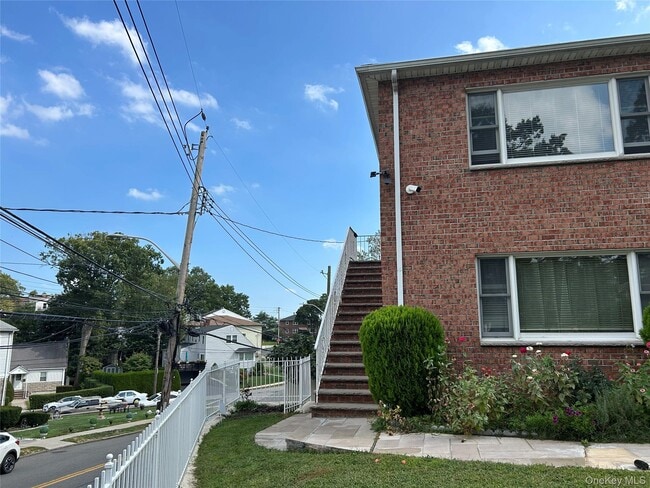 Building Photo - 152 Florence St