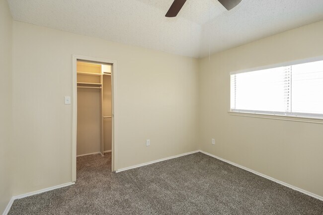 Building Photo - 17002 Enchanted Cir E