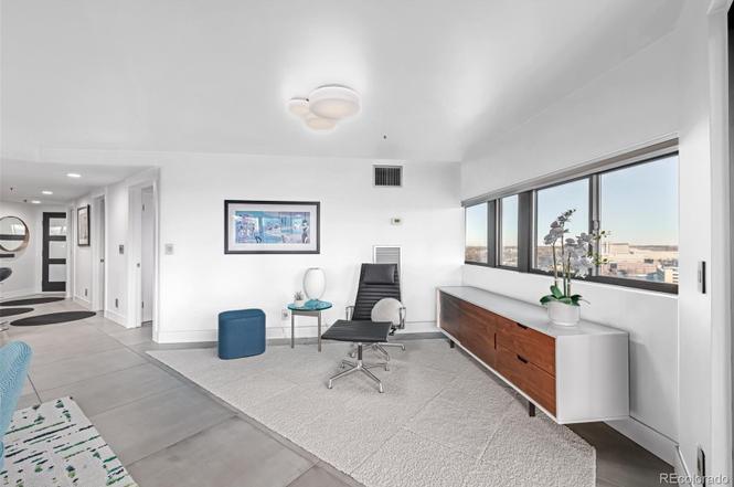 Building Photo - 100 Park Ave W