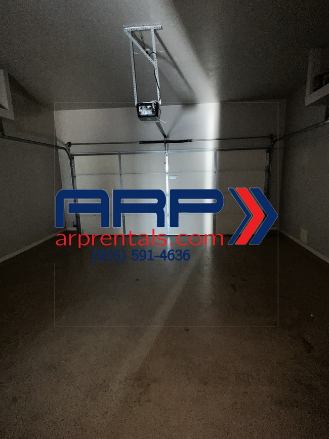 Building Photo - BEAUTIFUL EASTSIDE HOME Open House 09/02/2...