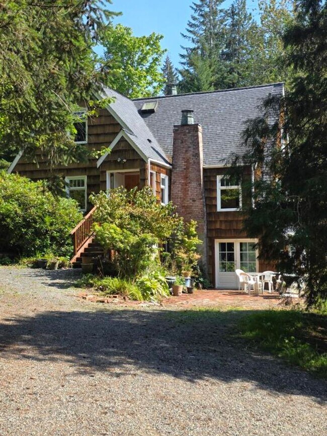 Primary Photo - 4 Bedroom Upstairs Unit in a Country Setting