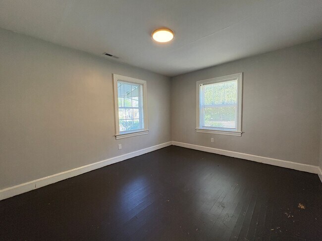 Building Photo - 2 Bedroom, 1 Bathroom House in High Point!