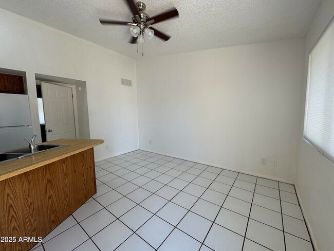 Building Photo - 302 S Westfall Ave