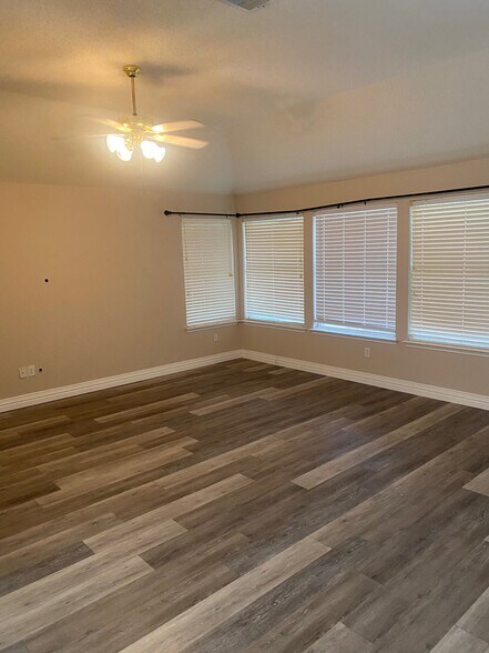 Building Photo - 4505 Scenic Dr