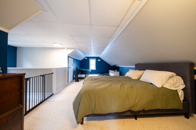 Building Photo - 1606 Grotto St N