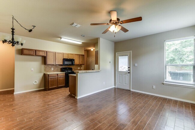 Building Photo - NICE 3 BEDROOM 2.5 BATH TOWNHOUSE LOCATED ...