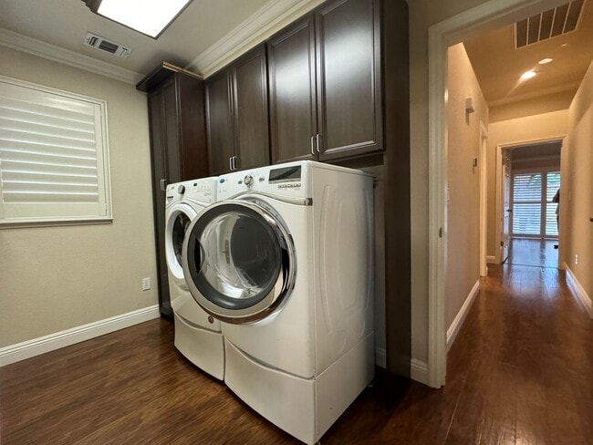 Building Photo - Immaculate home with pool & hardwood floors!