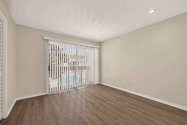 Building Photo - 5056 Glenmont Dr