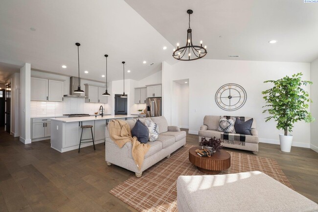 Building Photo - Generational suite w/separate entrance!