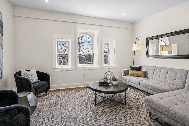 Building Photo - Stunning historic new renovated Townhome