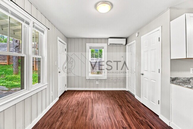 Building Photo - 4 Farrwood Ave