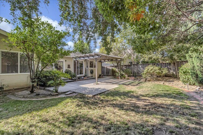 Building Photo - Great Location! Great Schools! Month to Mo...