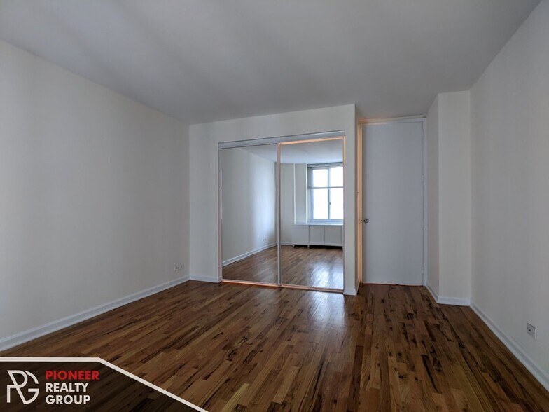 Building Photo - 4600 N Clarendon Ave