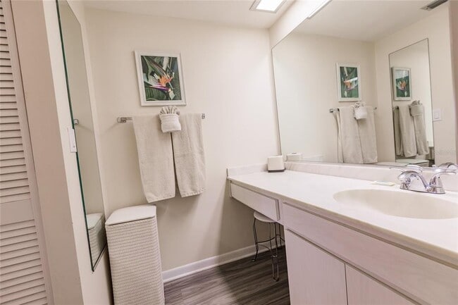 Building Photo - 1055 W Peppertree Dr