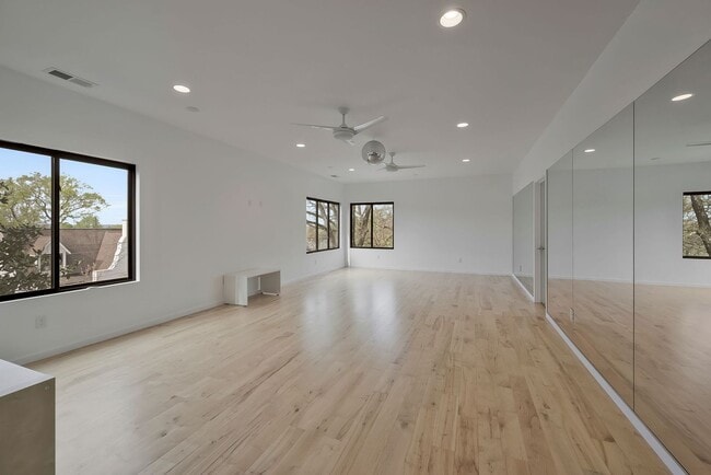 Building Photo - Custom-Built 4 Bed/ 2 Full + 2 Half Bath Modern Home at the base of Love Circle, Fully Furnished,...