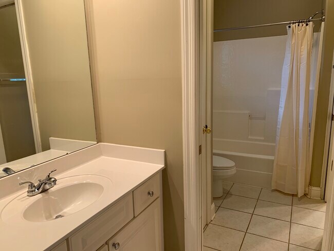 Jack n Jill Bathroom - 208 Thoreau Ct