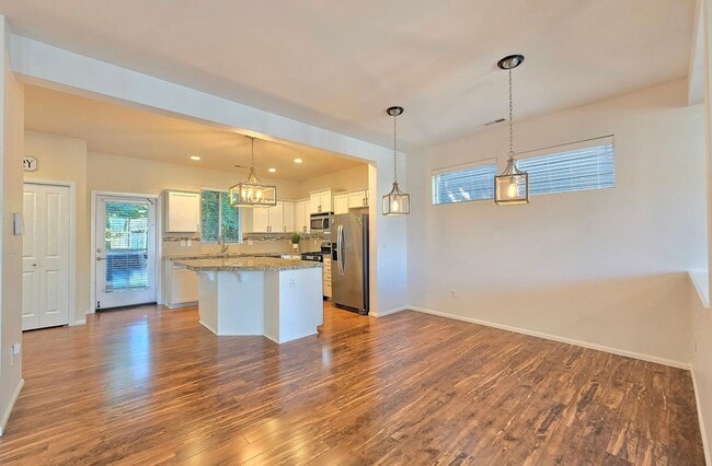 Building Photo - 4 Bedroom Home Available Now in Lake Steve...