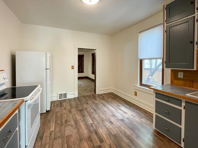 Building Photo - 1116 W Ofarrell St