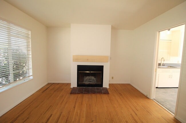 Building Photo - 2352 Pierpont Blvd