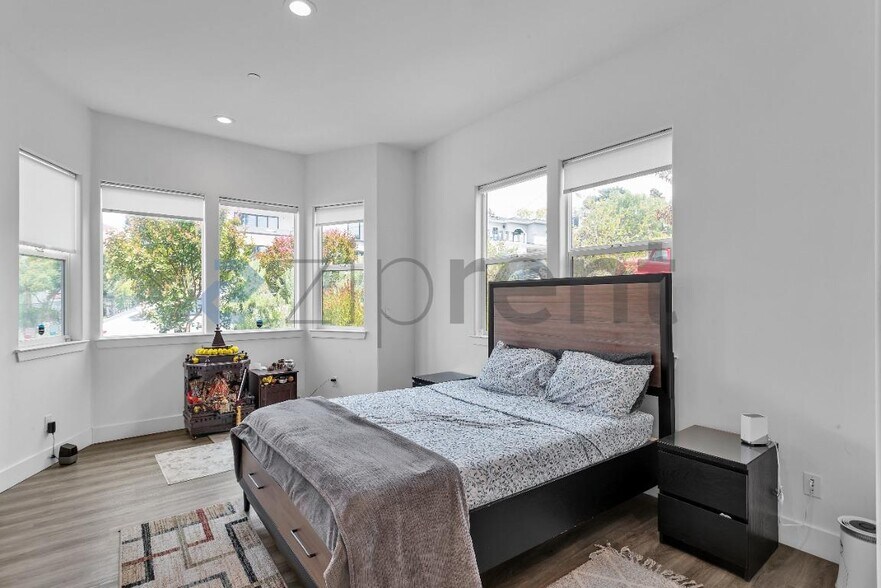 Building Photo - Unit