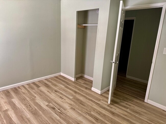 Building Photo - 2 Bedroom Apt - Utilities Paid