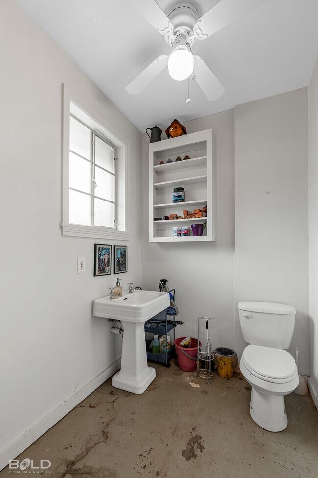 Building Photo - UPDATED MID-CENTURY MODERN HOME WITH SPECIAL CHARACTER