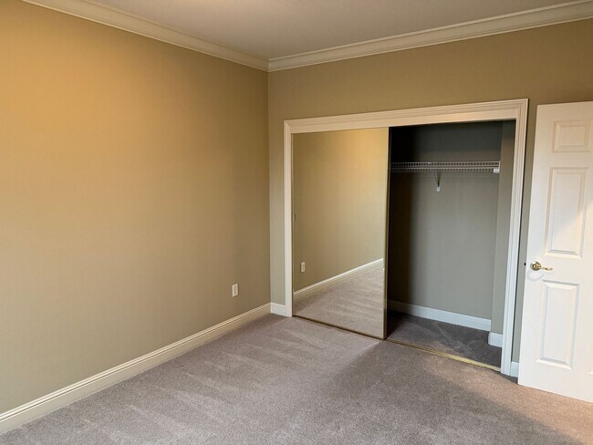 Building Photo - Beautiful 3 bedroom plus loft and office in highly sought Serrano community!