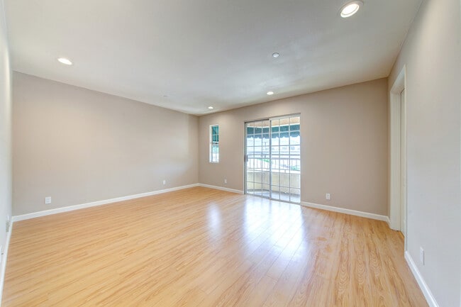 Building Photo - 604 W Wilson Ave