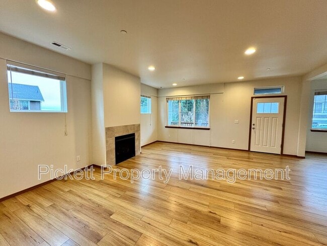 Building Photo - 2402 Seringa Ave