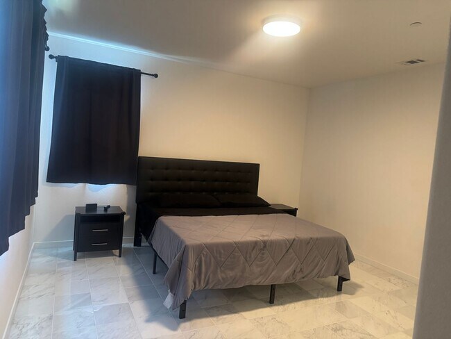 Building Photo - 1401 Jamboree Dr