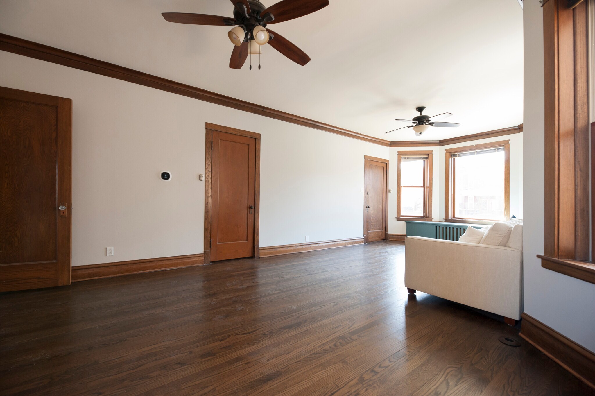 Living room facing south east - 2250 W Addison St