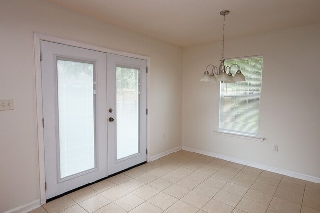 Building Photo - 3658 Linden Cir