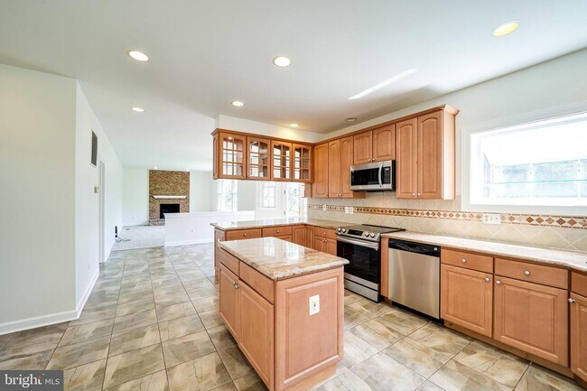 Building Photo - 6207 Woodland Lake Dr