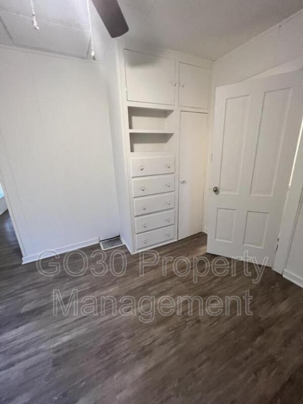 Building Photo - 403 Steel St