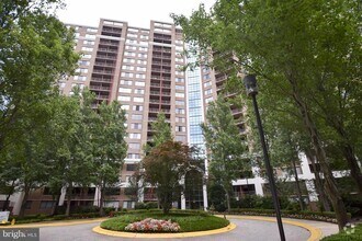 Building Photo - 10101 Grosvenor Pl