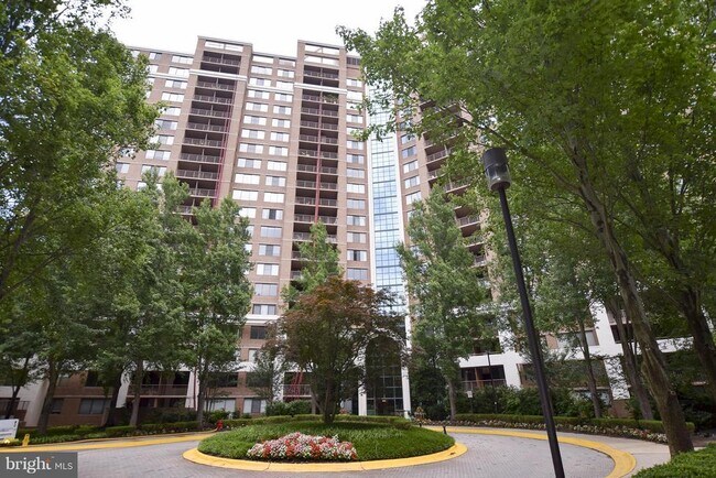 Primary Photo - 10101 Grosvenor Pl
