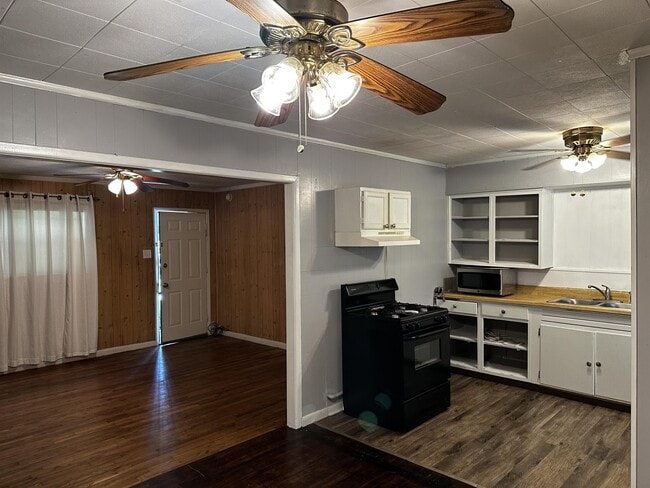 Building Photo - 906 Kingston Rd