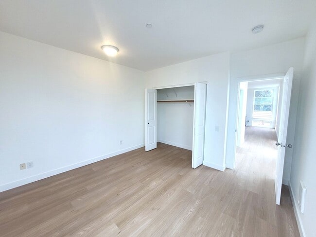 Building Photo - Beautifully updated Apartment in the Heart...