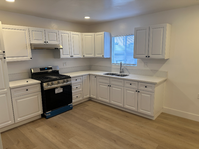 Primary Photo - 408 N Maple Ave