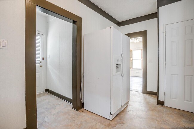 Building Photo - Well Maintained 3 Bed, 2 Bath in Establish...
