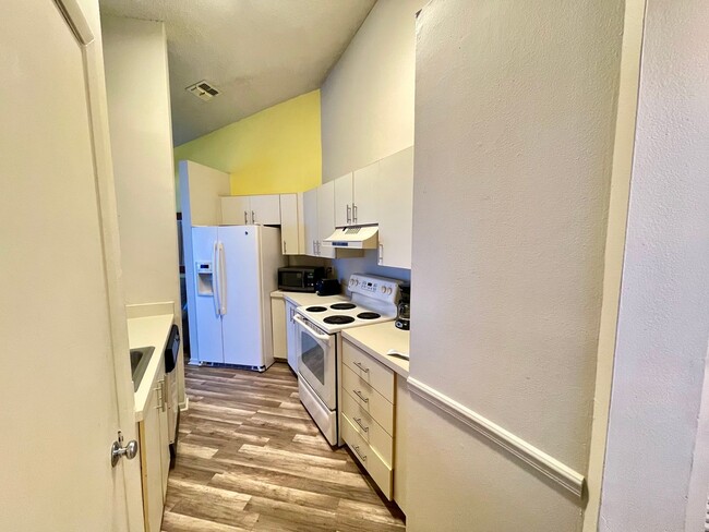 Building Photo - Charming 2 Bed, 2 Bath Condo in Gated Dock...