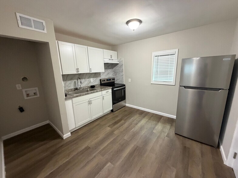 Building Photo - Room in Apartment on Gresham Park Dr