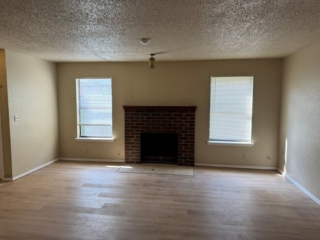 Building Photo - 2 bed, 2 baths and a 2 car garage duplex f...