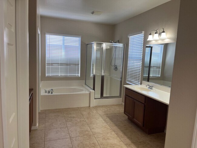 Building Photo - Gorgeous 5 bedroom, 3 bath plus Loft - Mou...