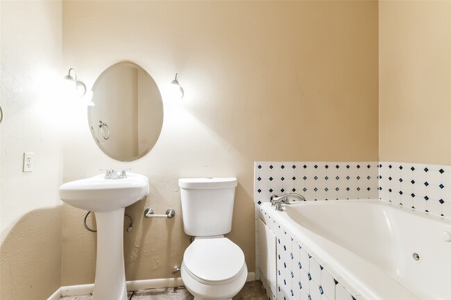 Building Photo - 5514 Edgebrook Forest Dr