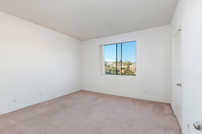 Building Photo - HUGE 2BD/2BA CONDO IN MISSION HILLS - AMAZ...