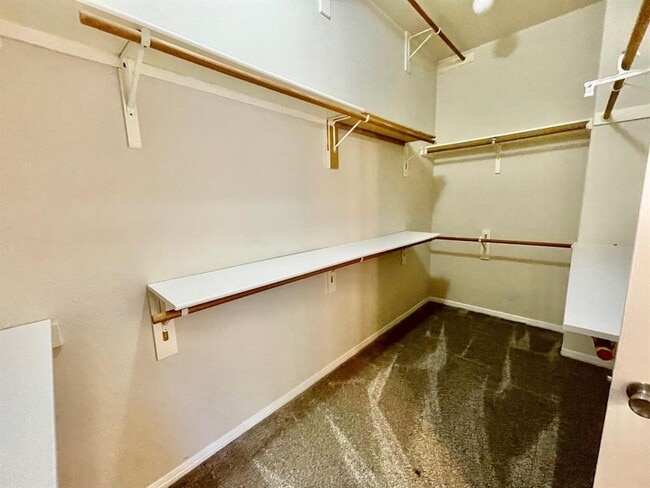 Building Photo - 902 Cashew Ln